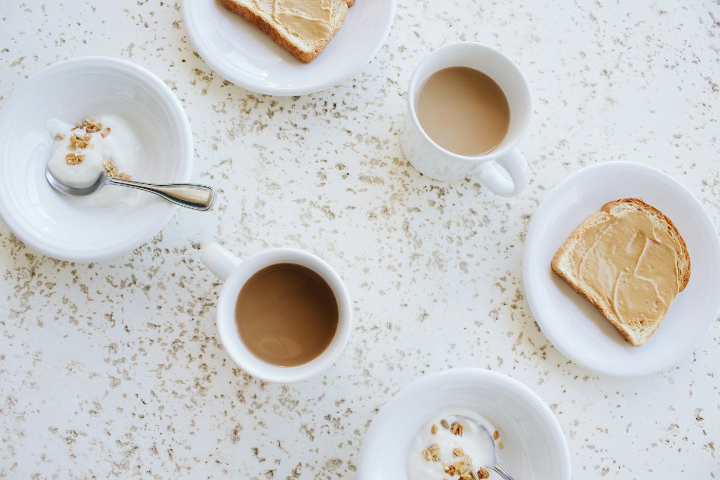 Colazione con pane e caffè, fotografia illustrativa