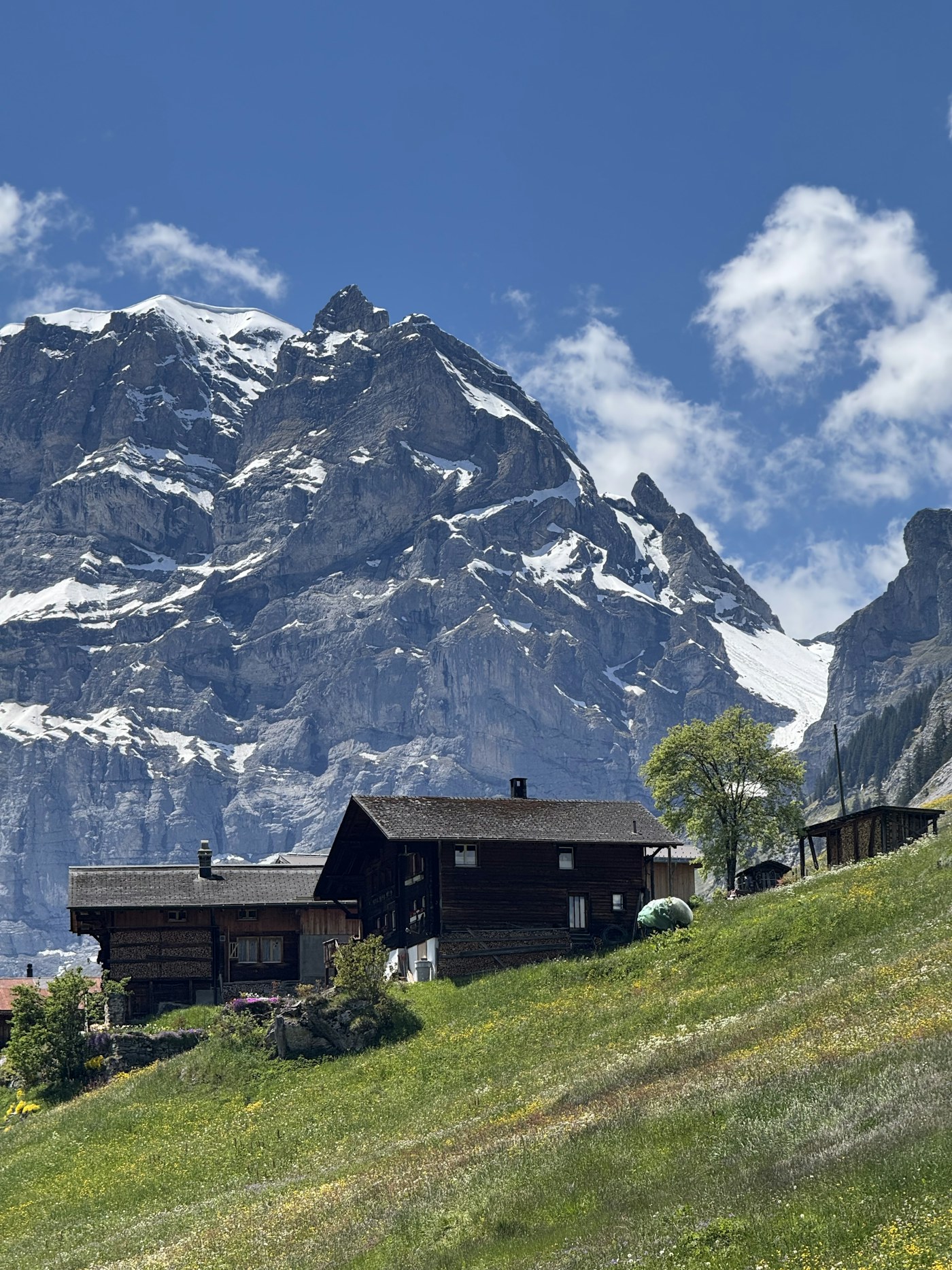Case alpine ai piedi delle montagne, immagine d’atmosfera