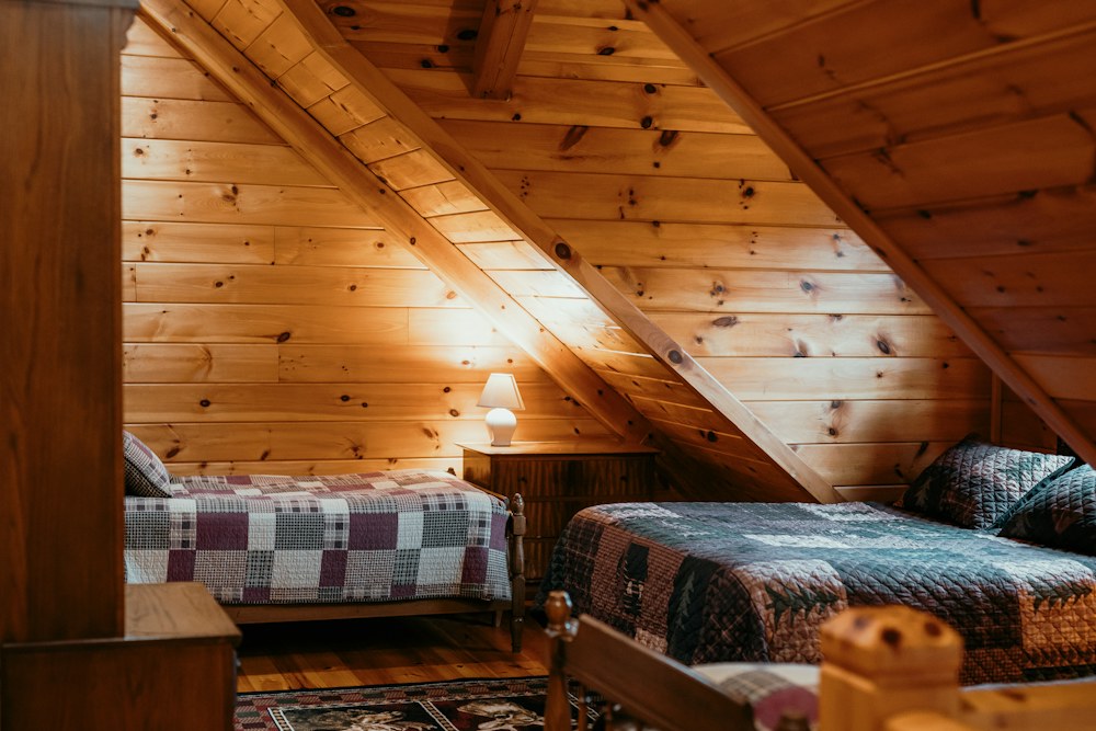 Camera in legno con letto e luce soffusa; foto illustrativa