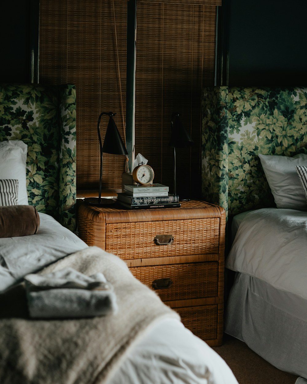 Un letto luminoso e tessuti naturali; foto illustrativa