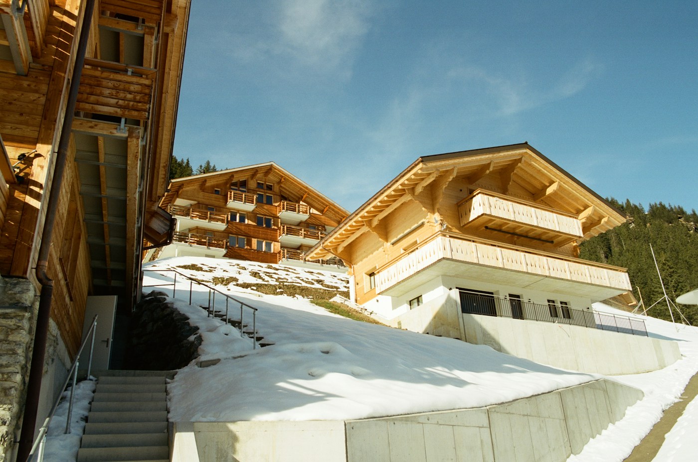 Chalet su un pendio innevato nelle Alpi, immagine d’atmosfera